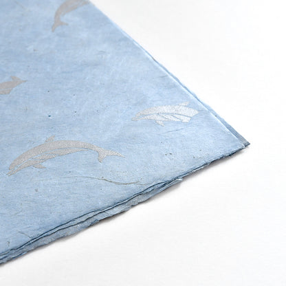 Nepalpapier 'Silberne Delfine in mildem Blau'